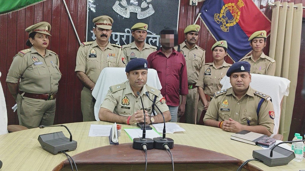 mainpuripolice's tweet photo. ➡️ थाना कुरावली क्षेत्र अंतर्गत दिनांक 25.09.26 को महिला की हत्या का थाना कुरावली पुलिस एवं मिशन शक्ति टीम द्वारा किया खुलासा।
➡️ प्रेमी ने कार से कुचलकर हत्या की थी हत्या।
➡️ अभियुक्त अरविंद उर्फ डंकू गिरफ्तार।
➡️ घटना में प्रयुक्त मारुति वैन कार बरामद। हादसा दिखाने की साजिश। https://t.co/hc242WnU9p