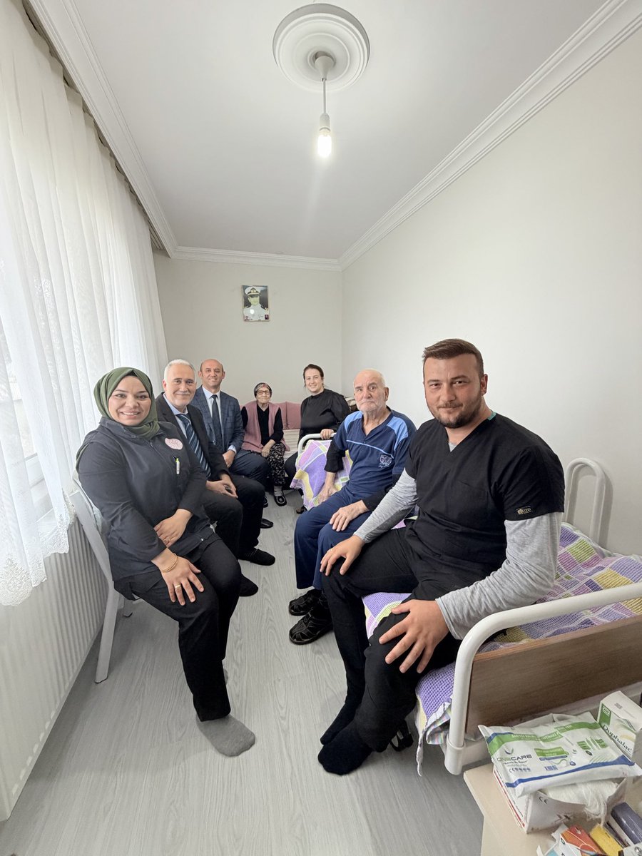 PinarhisarDhs's tweet photo. 1 Ekim Dünya Yaşlılar Günü kapsamında, hastane yönetimimiz ve Sağlıklı Yaş Alma Birimimiz ile kıymetli büyüklerimizi ziyaret ettik.

Tecrübeleri, anıları ve hayatımıza kattıkları değerle bizlere ışık olan büyüklerimizin her zaman yanında olmaya devam ediyoruz. https://t.co/r150WYUyLS
