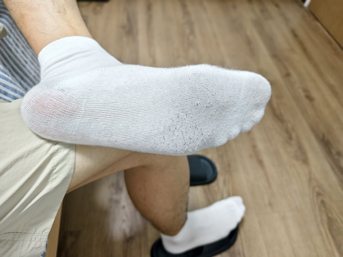 RickStokes86464's tweet photo. 穿的骚的不行了，这🧦不能要了
#袜子 #白袜 #臭袜 #出汗 #臭脚 #黑皮 #黑袜 #灰袜 #气味控 #臭白袜 #白袜脚 https://t.co/3Vl3lIpdXz