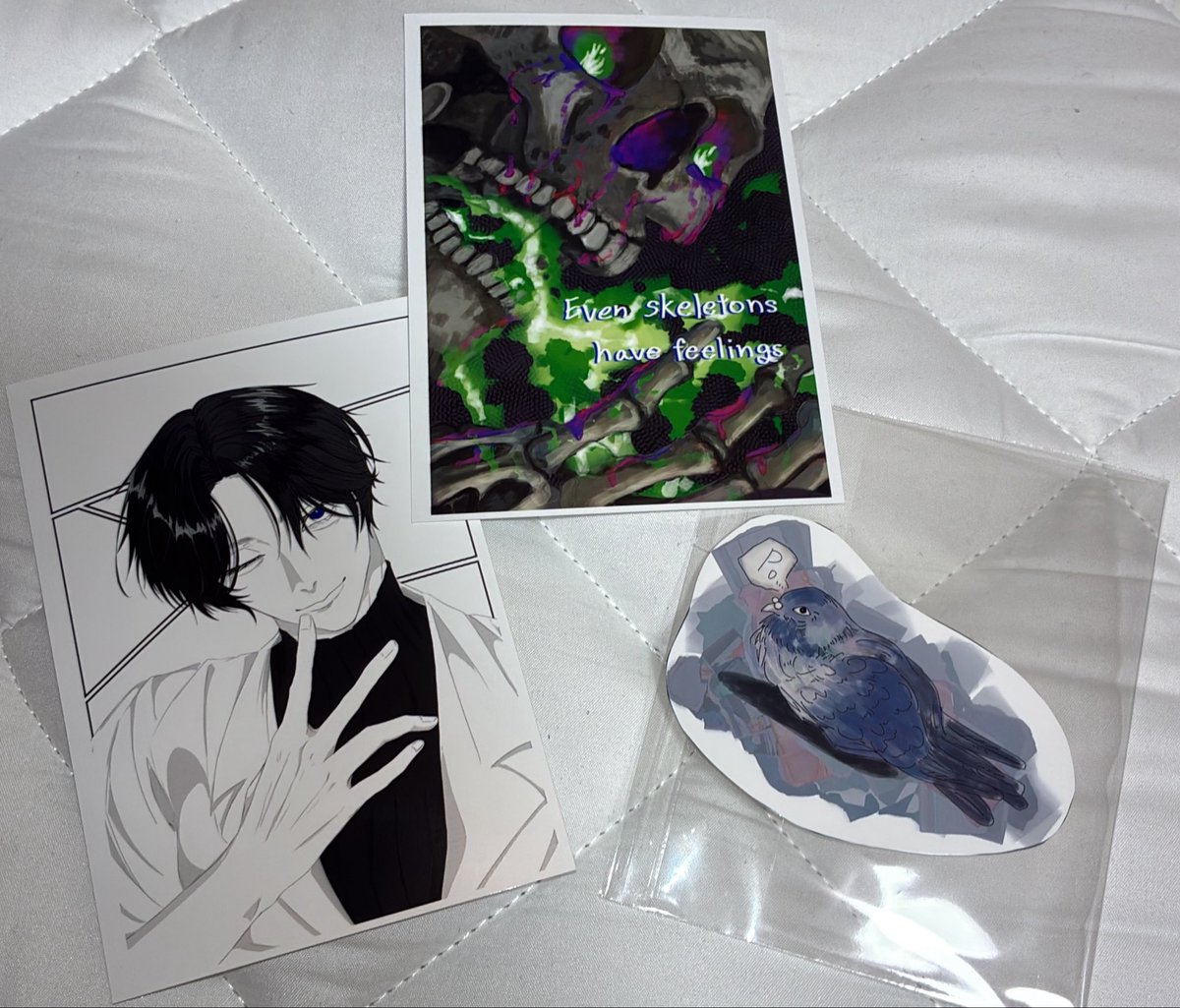 douka_yomi1021's tweet photo. おうちに届きましたー！！！🫶🫶🫶
左のお兄さんは面が良すぎるし、
ど真ん中はダークでバチバチカッケェし、
右のハトポッポは可愛すぎてもうキーホルダーになって欲しいし…
最高です
ありがとうございます😭

 #笑い声養い人 https://t.co/WowzaSJzy2