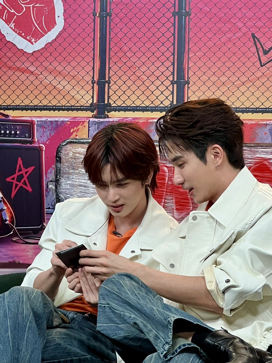 Suppawan2514's tweet photo. การเซ็นรูปมันต้องขนาดนี้เลยหรือ…??? 😏🖤🤍

SHOPEE PERTHSANTA NAROCK MAK

#ShopeeLivexPerthSanta https://t.co/lBu6uXuzOL