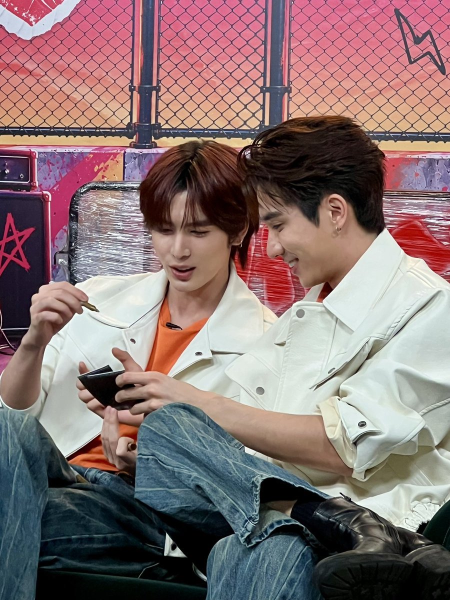 Suppawan2514's tweet photo. การเซ็นรูปมันต้องขนาดนี้เลยหรือ…??? 😏🖤🤍

SHOPEE PERTHSANTA NAROCK MAK

#ShopeeLivexPerthSanta https://t.co/lBu6uXuzOL