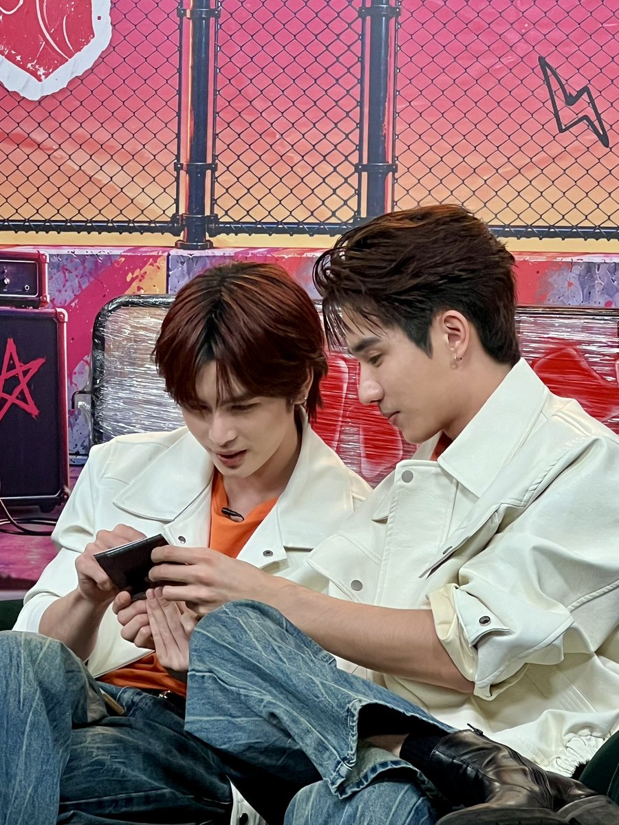 Suppawan2514's tweet photo. การเซ็นรูปมันต้องขนาดนี้เลยหรือ…??? 😏🖤🤍

SHOPEE PERTHSANTA NAROCK MAK

#ShopeeLivexPerthSanta https://t.co/lBu6uXuzOL