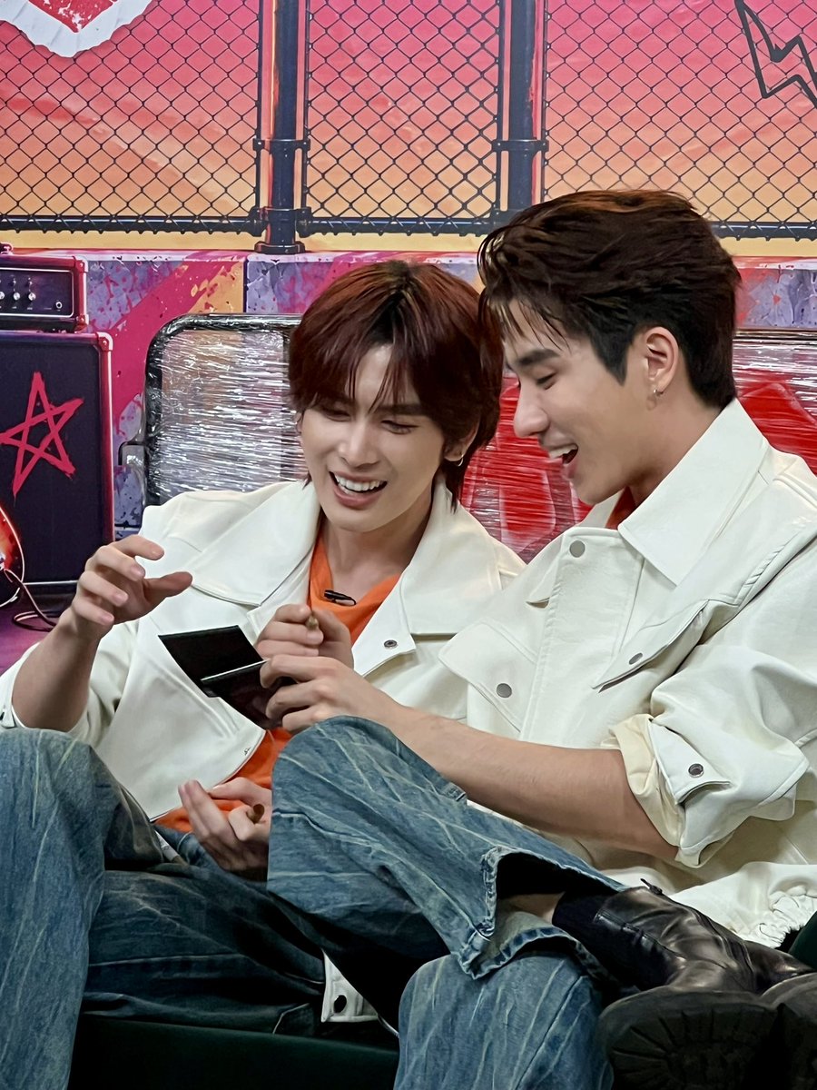 Suppawan2514's tweet photo. การเซ็นรูปมันต้องขนาดนี้เลยหรือ…??? 😏🖤🤍

SHOPEE PERTHSANTA NAROCK MAK

#ShopeeLivexPerthSanta https://t.co/lBu6uXuzOL