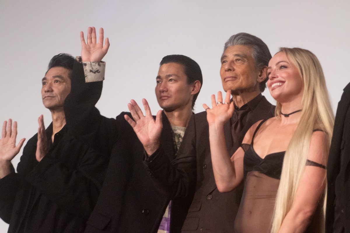 cinemalife_web's tweet photo. 『バッド・ルーテナント：トウキョウ』TOKYOプレミア

💬間宮祥太朗、小栗旬との共演「とても幸せ」

👤小栗旬、間宮祥太朗、リヴ・モーガン、野村周平、向里祐香、岩田剛典、中野英雄、村上淳、舘ひろし、三池崇史監督

▼記事はこちら
https://t.co/ITp24CKgh2

#バッドルーテナントトウキョウ https://t.co/hyURCy3OMc