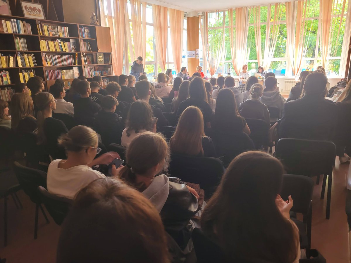 BiblioNationala's tweet photo. Scriitorii Maria Pilchin, Maria Ivanov și Ivan Pilchin au dialogat cu peste 100 de adolescenți de la liceele „Mihai Eminescu”, „Lucian Blaga” și „Ștefan cel Mare
în cadrul Ședinței Clubului Literar „Homo Aestheticus” #BNRM
🔗https://t.co/JtUyotTyd0
🔗https://t.co/qnXtP1yZtX https://t.co/aMc1DmQGLp