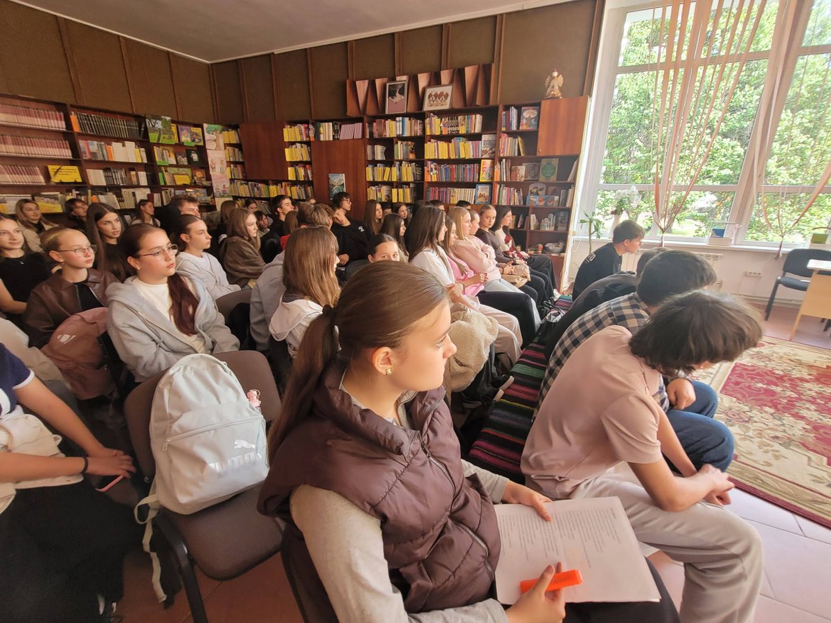 BiblioNationala's tweet photo. Scriitorii Maria Pilchin, Maria Ivanov și Ivan Pilchin au dialogat cu peste 100 de adolescenți de la liceele „Mihai Eminescu”, „Lucian Blaga” și „Ștefan cel Mare
în cadrul Ședinței Clubului Literar „Homo Aestheticus” #BNRM
🔗https://t.co/JtUyotTyd0
🔗https://t.co/qnXtP1yZtX https://t.co/aMc1DmQGLp