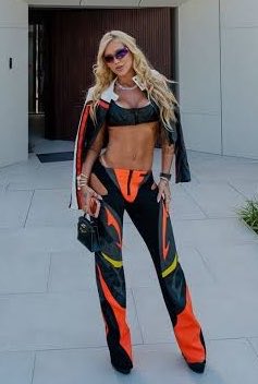 bicmuller's tweet photo. Todo mundo fala da cafonice da virgi todo dia e ela vai escolher logo a Eliete, toda elegante no seu conjunto azul, pra expor hate pela primeira vez kkkkkkk
Estamos com Eliete 🙏🏼 https://t.co/jwTgUXrx3R