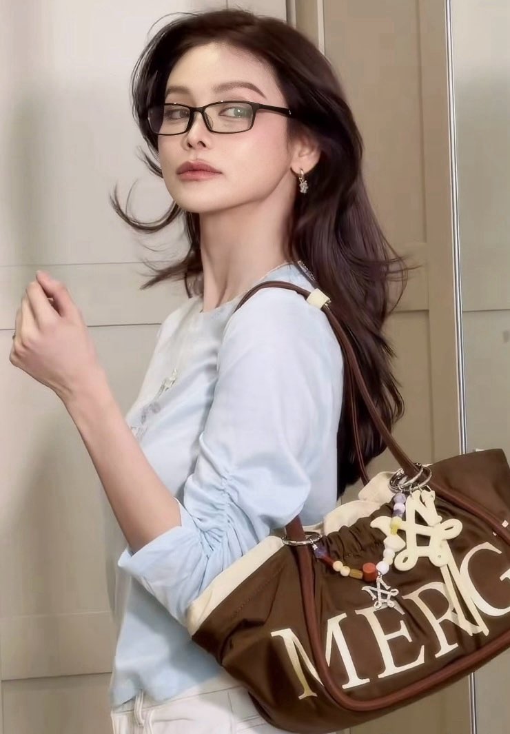 canibeurcat_'s tweet photo. Engfa with Merge 👜✨

-
#อิงฟ้ามหาชน #EngfaWaraha 
#MergeADayBagmediumShort 💕 https://t.co/9NWbTT6WJs
