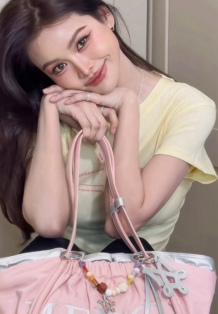 canibeurcat_'s tweet photo. Engfa with Merge 👜✨

-
#อิงฟ้ามหาชน #EngfaWaraha 
#MergeADayBagmediumShort 💕 https://t.co/9NWbTT6WJs