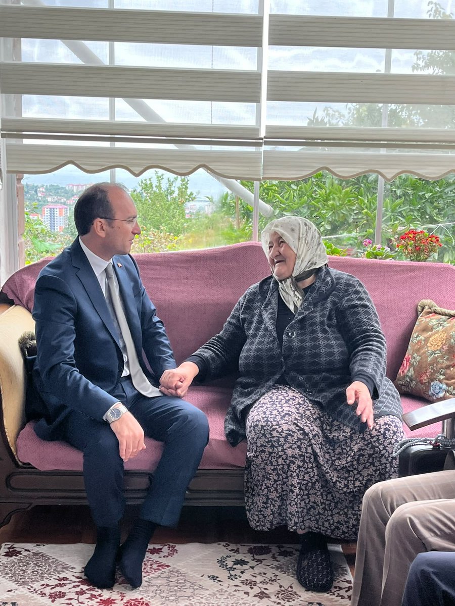 bduzukaymakamlg's tweet photo. 📌İlçemiz Kaymakamı Sayın Muammer SARIDOĞAN, 1 Ekim Dünya Yaşlılar Günü münasebetiyle Beşikdağ Mahallesinden kıymetli büyüklerimiz Aysen ÇOBAN, Hacer ŞENEL ve Mahmut - Canan KARADENİZ'i evlerinde ziyaret ettiler.🇹🇷 https://t.co/ZZeNCW7dWf