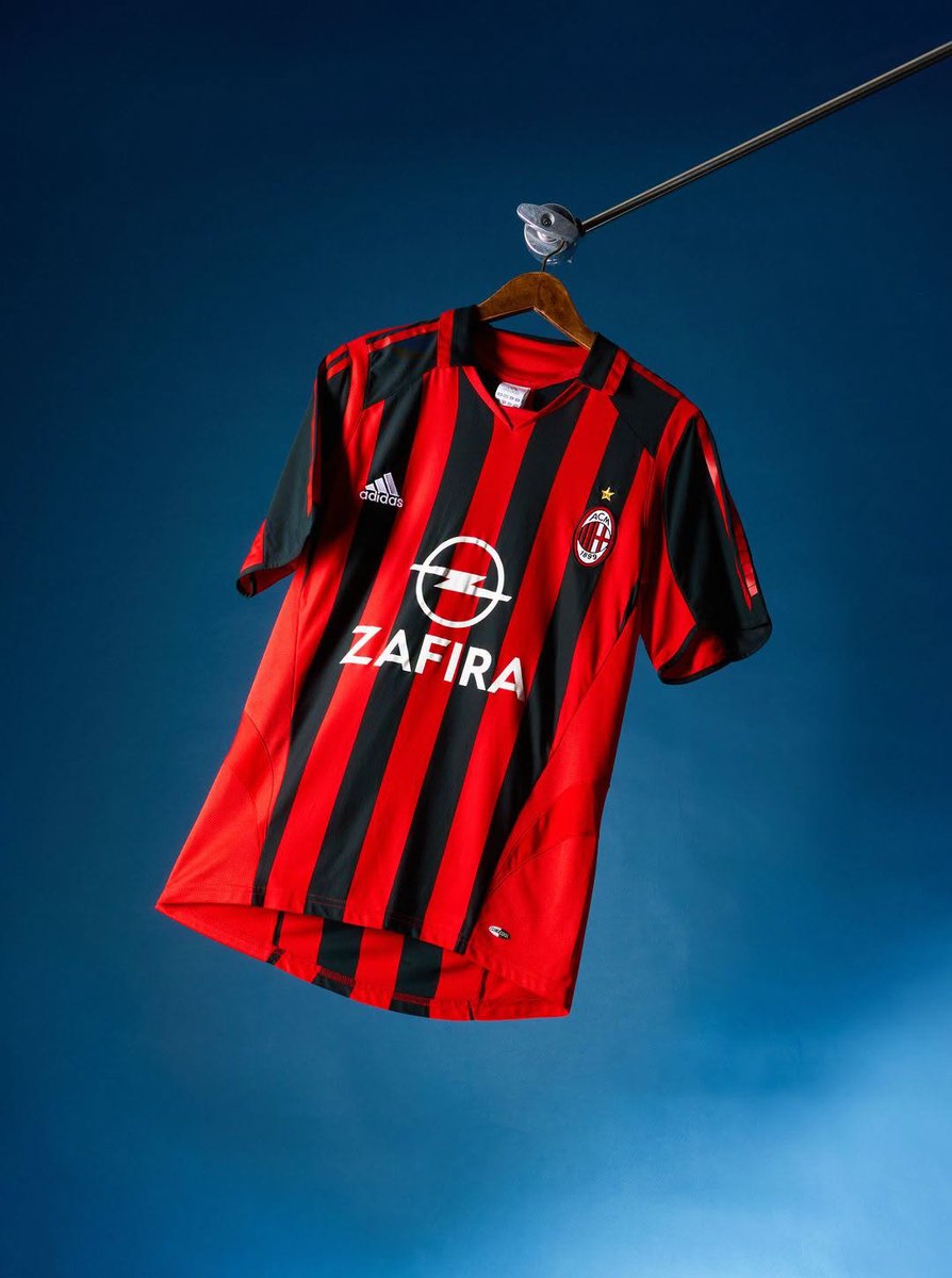 MilanXtra's tweet photo. 🚨👀 | 𝐑𝐔𝐌𝐎𝐔𝐑: #ACMilan and Adidas back together from 2028? 🔴⚫

Adidas have reportedly secured a MAJOR new partnership with a mysterious Italian club, with an announcement expected around 2027.

Milan’s current Puma deal runs until 2028 — meaning a potential Adidas agreement could be announced in advance and begin once the Puma contract expires.

🗞️: @Footy_Headlines