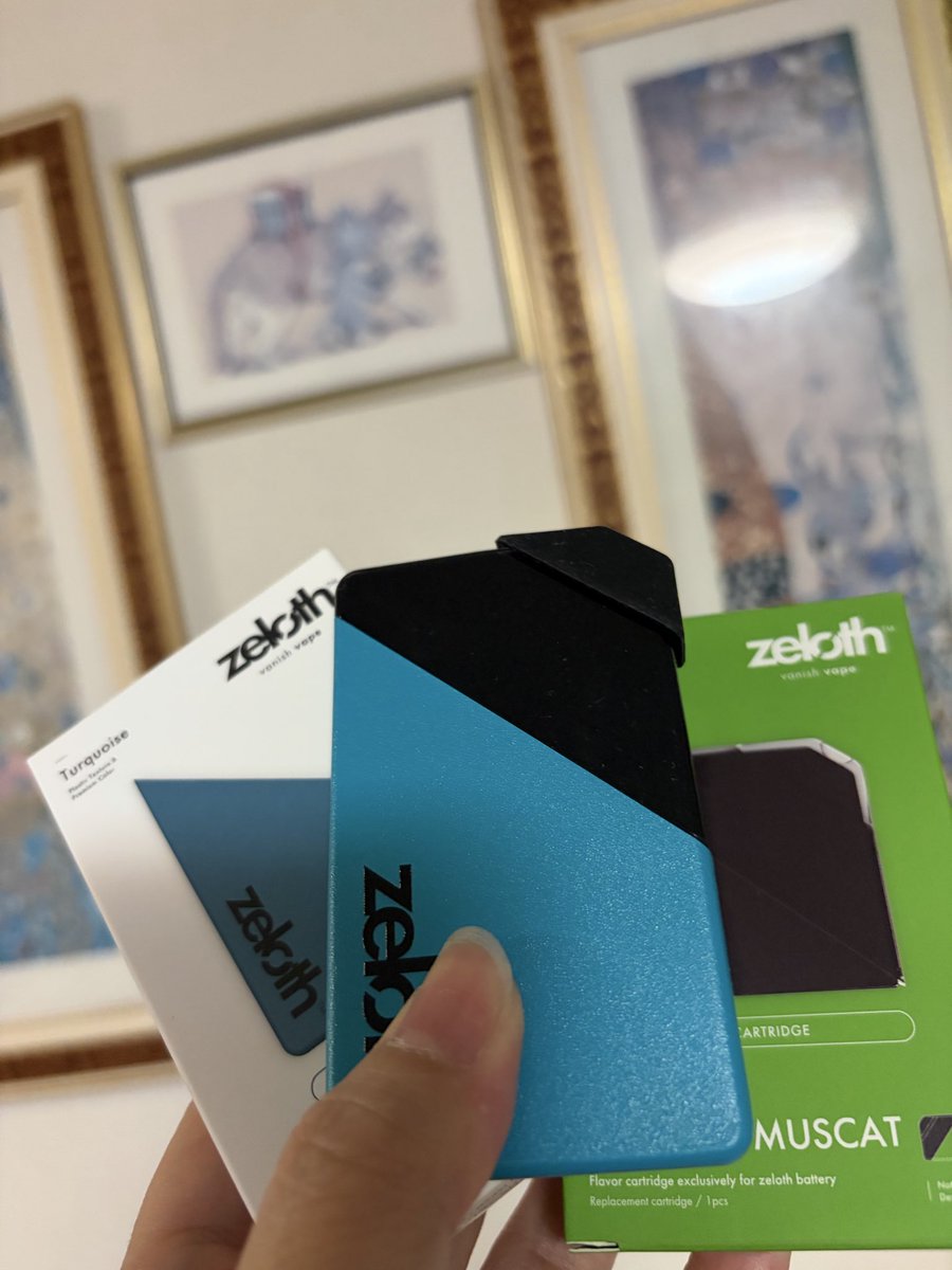 69ghost6's tweet photo. zelothさんの(@Zeloth_jp )
煙が出ない電子タバコ「Zeloth」届きました

スイートフレーバーのマスカット、甘めでフルーティー
ああああマスカットうめえええ！ってなる

吸うとブルッと振動するので、吸いごたえというか脳が揺れるwww

薄くて携帯しやすいのも好き
久しぶりにスパスパしちゃいました https://t.co/jYGnxzhs36