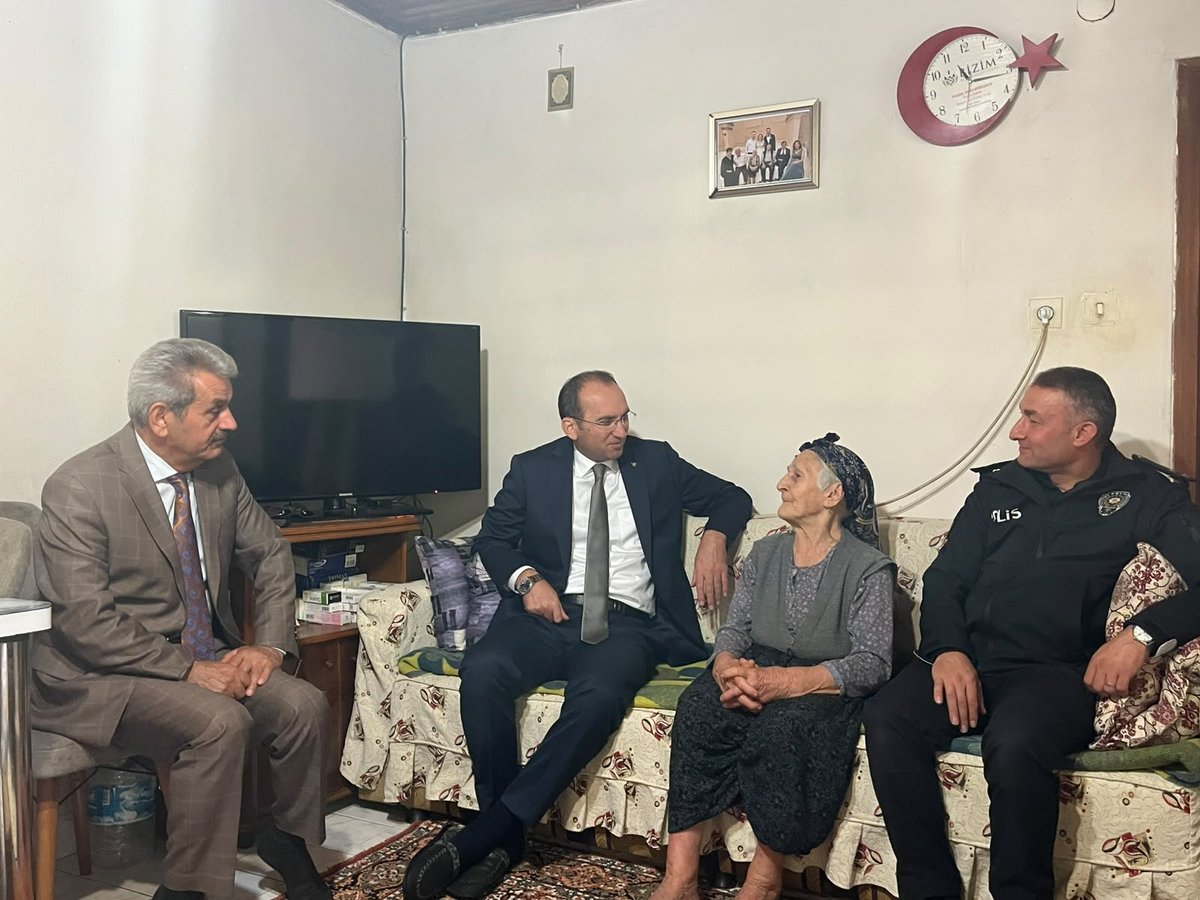 bduzukaymakamlg's tweet photo. 📌İlçemiz Kaymakamı Sayın Muammer SARIDOĞAN, 1 Ekim Dünya Yaşlılar Günü münasebetiyle Beşikdağ Mahallesinden kıymetli büyüklerimiz Aysen ÇOBAN, Hacer ŞENEL ve Mahmut - Canan KARADENİZ'i evlerinde ziyaret ettiler.🇹🇷 https://t.co/ZZeNCW7dWf