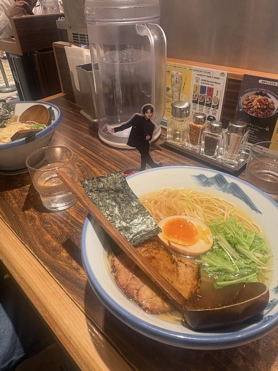 jokorick's tweet photo. 今日の木曜ご飯🥢
いつも並んでるのが気になってジョイナスのAFURIで看板商品の柚子塩ラーメン食べてみた🍜
いつもの本丸亭の平打ち縮れ麺に慣れてると麺が細すぎて、チャーシューも薄め😅
スープは柚子が効いて美味しかった✨ https://t.co/Hn9KptSs79