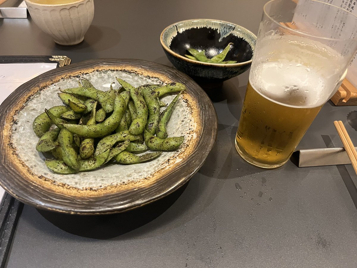 Piy0_Co's tweet photo. 昨日の夕ご飯
市から支給された1人6000円分の商品券を使ってずっと行きたかった関西風の鰻屋ひらやまへ。
相方を待つ間に焼き枝豆をツマミに🍺ゴクゴクぶはー😆
私は鰻重の松、相方はひつまぶし特上✨
関西風初めて食べたけどめちゃうま！
いつか高尾山盛り（鰻2尾）にもチャレンジしたいっw https://t.co/l251mRooJS