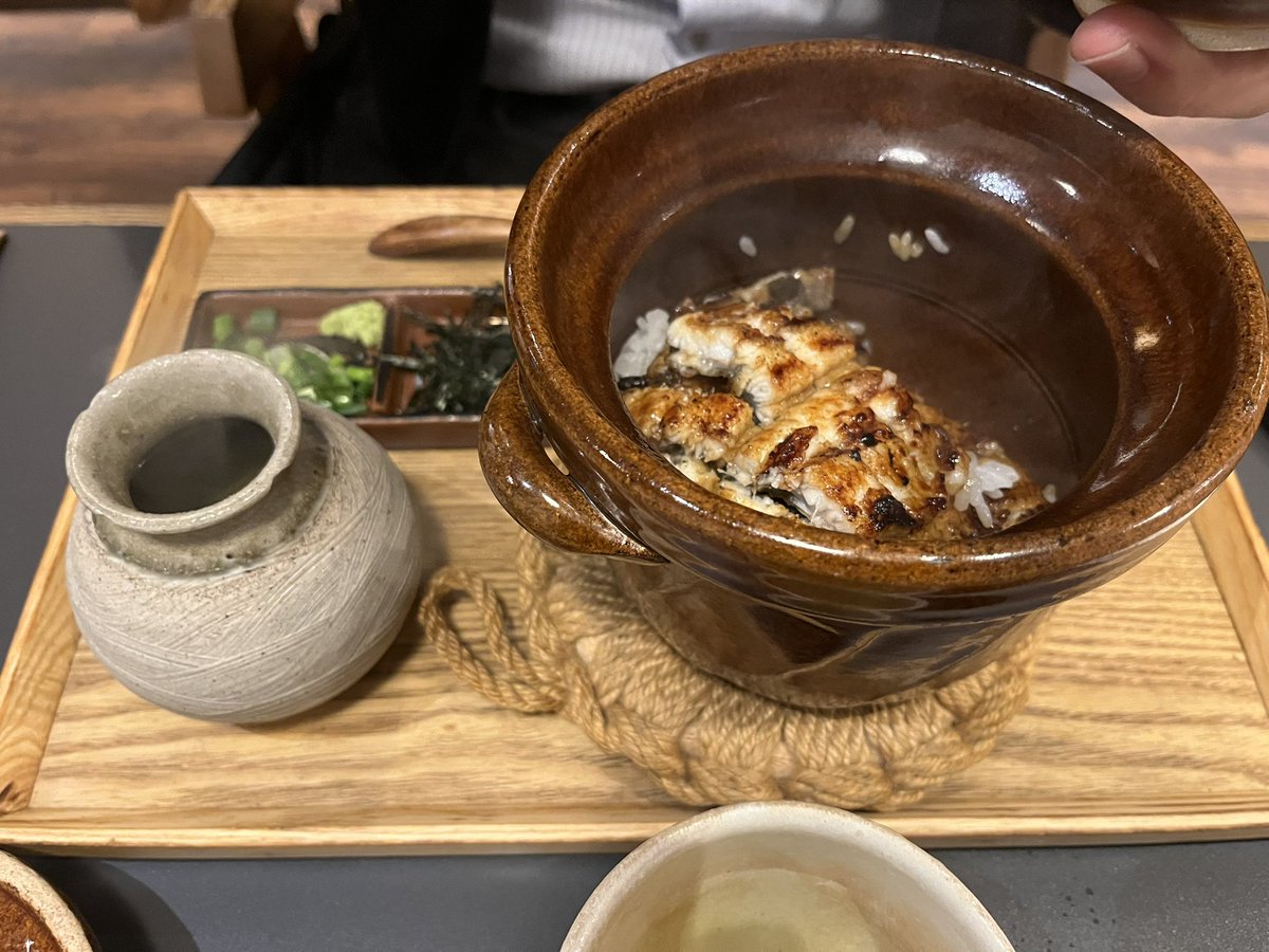 Piy0_Co's tweet photo. 昨日の夕ご飯
市から支給された1人6000円分の商品券を使ってずっと行きたかった関西風の鰻屋ひらやまへ。
相方を待つ間に焼き枝豆をツマミに🍺ゴクゴクぶはー😆
私は鰻重の松、相方はひつまぶし特上✨
関西風初めて食べたけどめちゃうま！
いつか高尾山盛り（鰻2尾）にもチャレンジしたいっw https://t.co/l251mRooJS