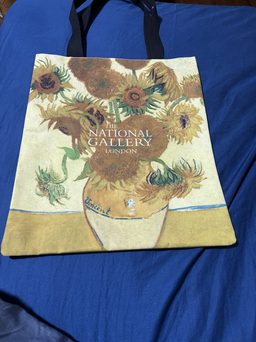 ogalinogalin's tweet photo. ロンドン ナショナル・ギャラリーとの公式コラボグッズの袋が届く。紙袋っぽいチャチな造りかな、と思ってたら、結構しっかりと布感あって嬉しい。ペンライトと彼女のタオルぐらいなら入るかな？🌻 https://t.co/3Ud7pwrCw1