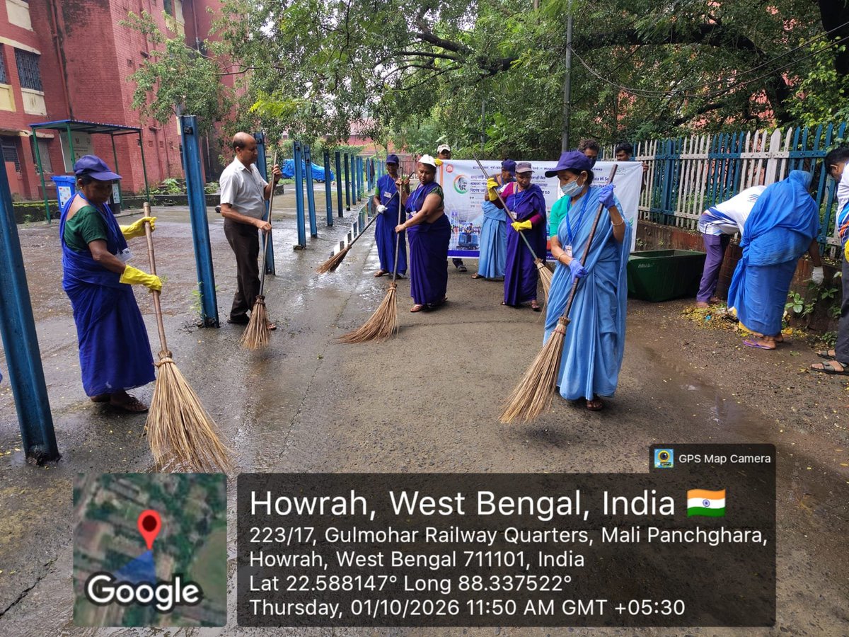 drmhowrah's tweet photo. Collective action for a healthier living environment! 🚉🌱

Under the aegis of #SwachhataPakhwada, railway personnel and residents participated enthusiastically in a dedicated #Shramdan at the Howrah Railway Colony, reiterating their commitment to hygiene and civic upkeep.

#SwachhRailSwachhBharat #Shramdaan #CleanlinessDrive #HWH
