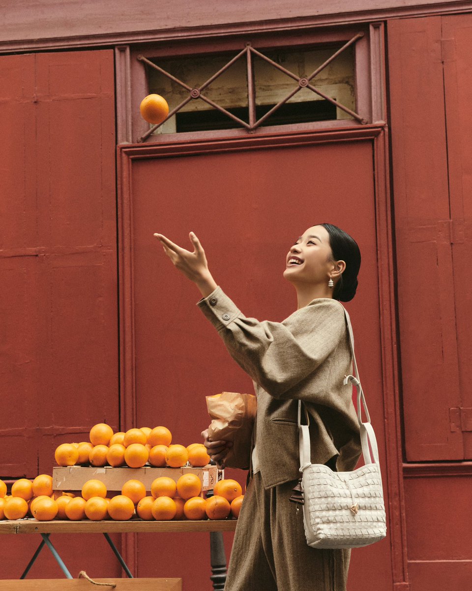 SongmontGlobal's tweet photo. Tontawan (@Tontawan_t) joined us in Paris with a tangerine, carrying good fortune into #SongofMont, dressed in a custom Songmont look with the Lattice Bucket Bag.

Explore more at https://t.co/As6BDufcSl

#SongmontLatticeCollection https://t.co/zlk0AbbmNP