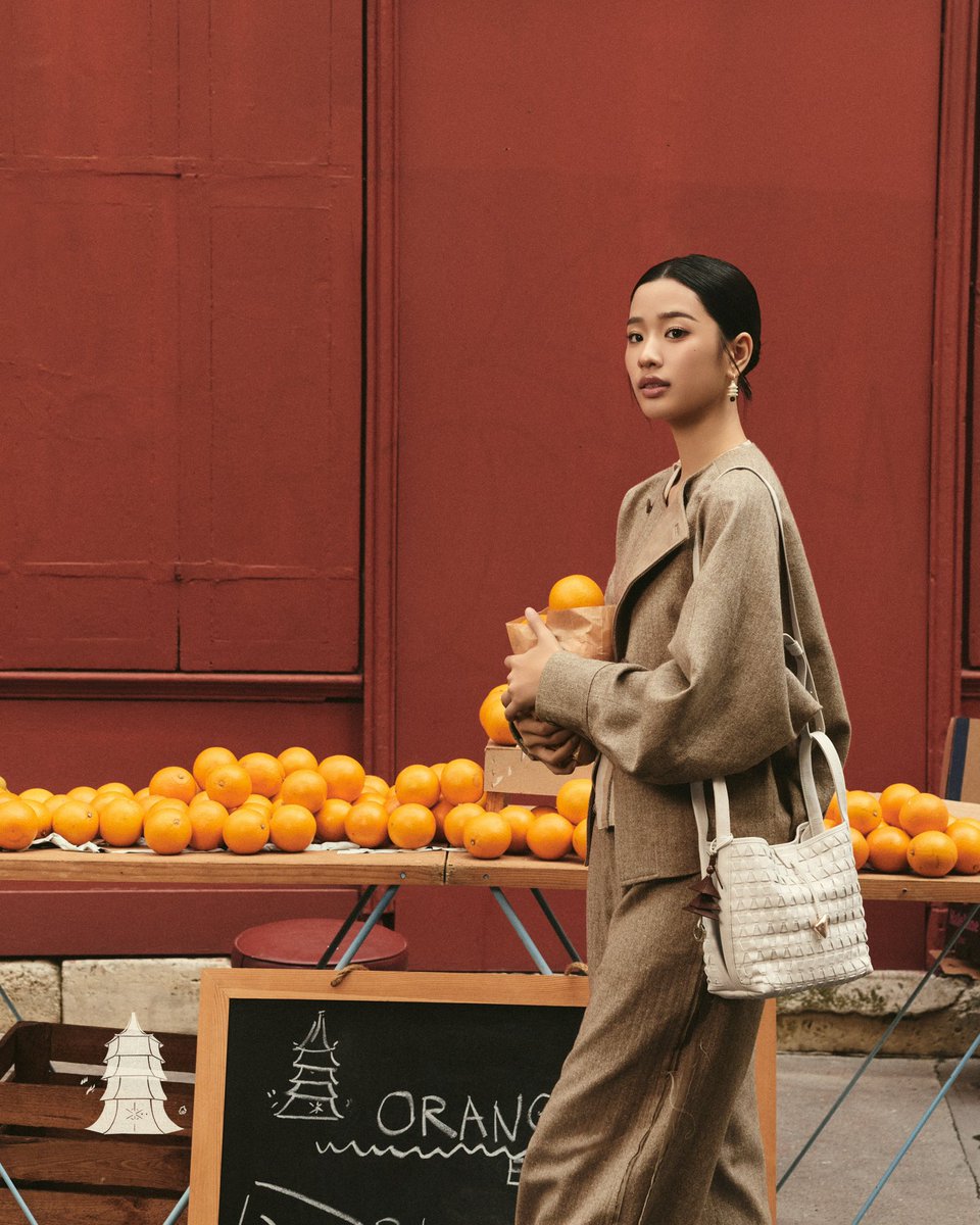 SongmontGlobal's tweet photo. Tontawan (@Tontawan_t) joined us in Paris with a tangerine, carrying good fortune into #SongofMont, dressed in a custom Songmont look with the Lattice Bucket Bag.

Explore more at https://t.co/As6BDufcSl

#SongmontLatticeCollection https://t.co/zlk0AbbmNP