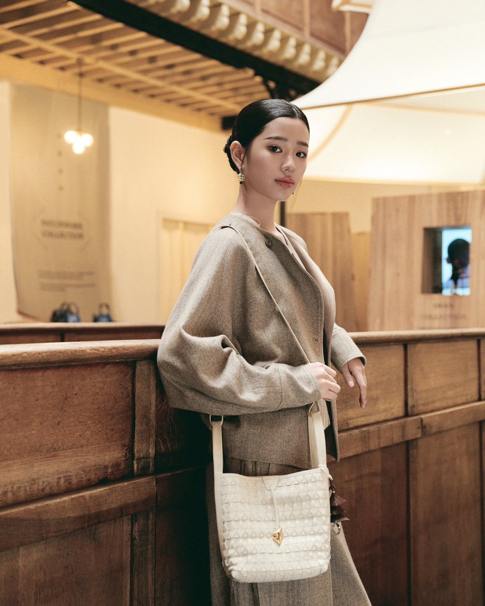 SongmontGlobal's tweet photo. Tontawan (@Tontawan_t) joined us in Paris with a tangerine, carrying good fortune into #SongofMont, dressed in a custom Songmont look with the Lattice Bucket Bag.

Explore more at https://t.co/As6BDufcSl

#SongmontLatticeCollection https://t.co/zlk0AbbmNP
