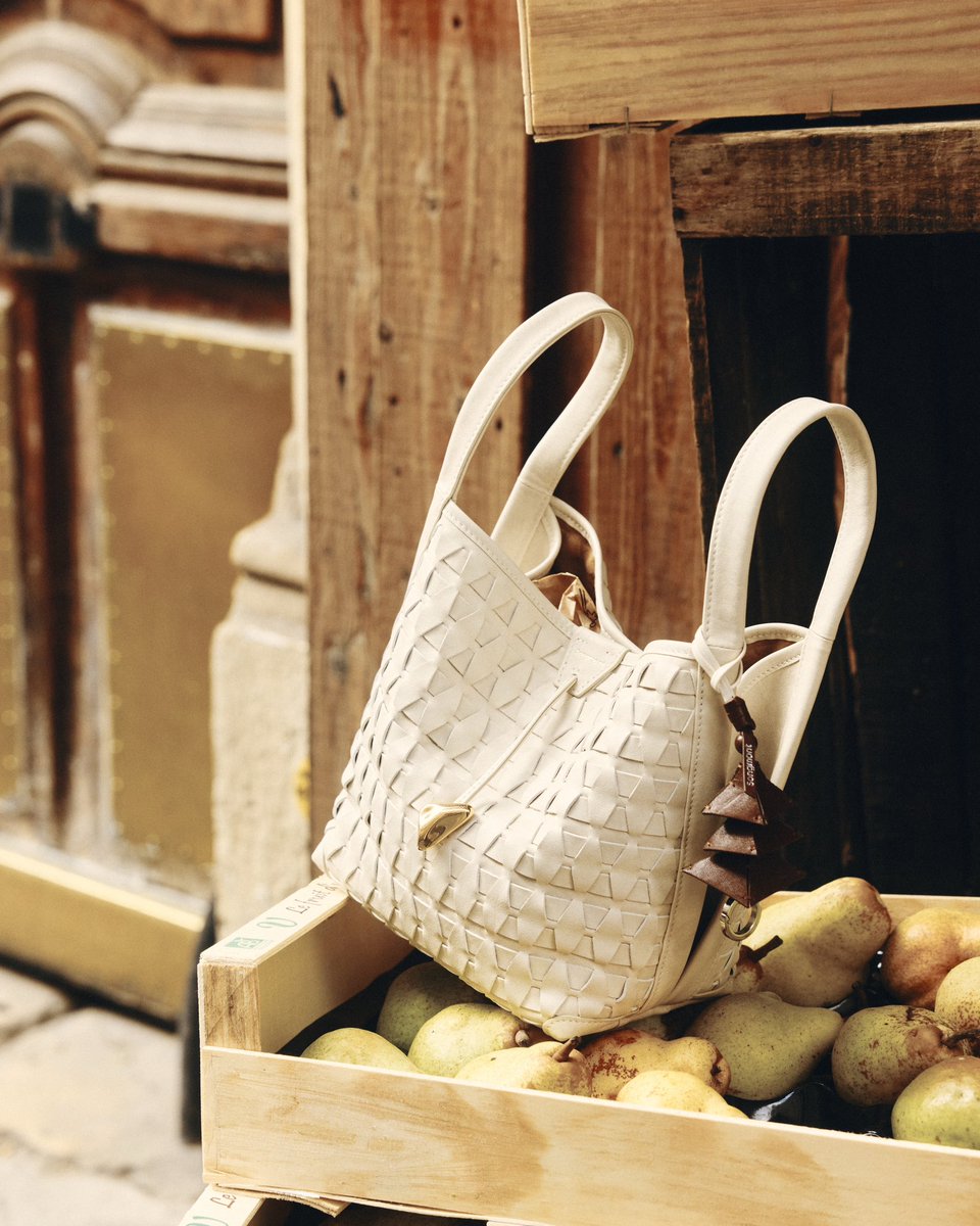 SongmontGlobal's tweet photo. Tontawan (@Tontawan_t) joined us in Paris with a tangerine, carrying good fortune into #SongofMont, dressed in a custom Songmont look with the Lattice Bucket Bag.

Explore more at https://t.co/As6BDufcSl

#SongmontLatticeCollection https://t.co/zlk0AbbmNP