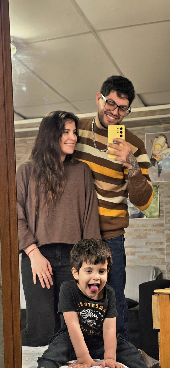 nicothompson113's tweet photo. 🧡👨‍👩‍👦 https://t.co/rdSoajTKVL