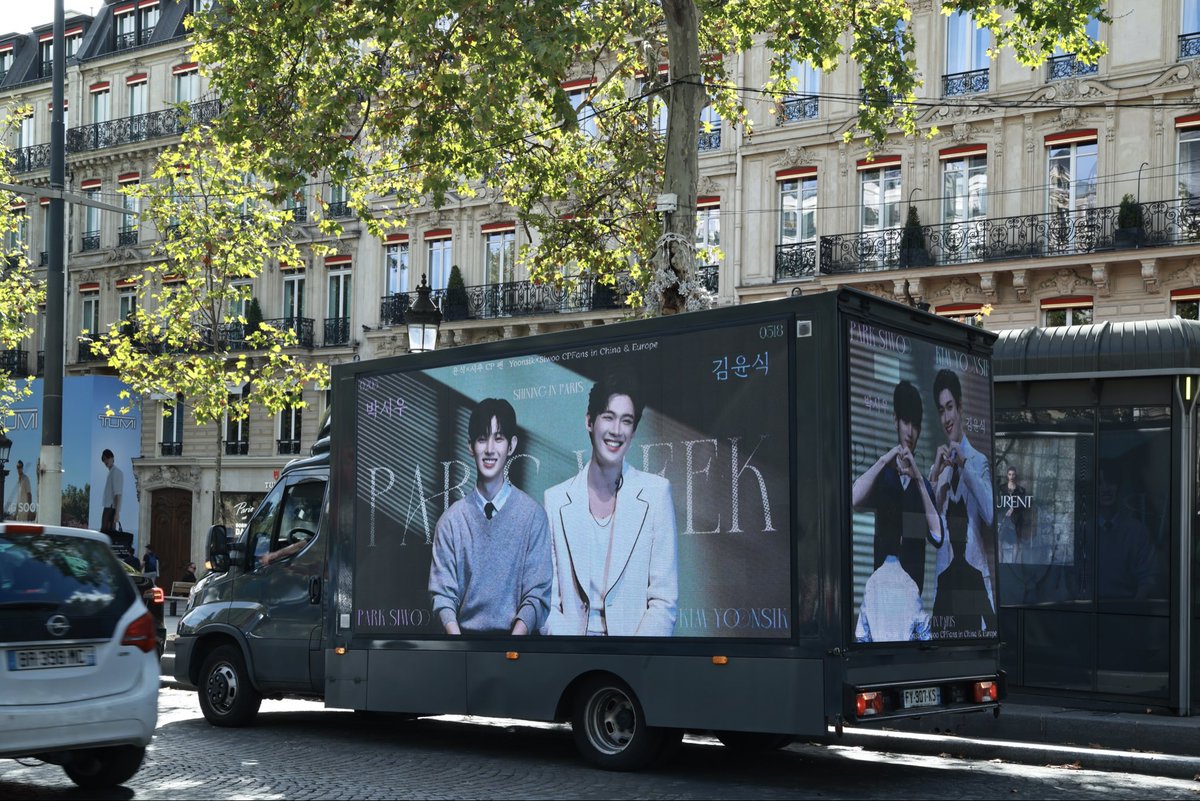 ysswcnfn's tweet photo. 以巴黎为幕，以光影为笺🇫🇷
穿梭在浪漫之都的LED应援车
载着所有粉丝的心意与期许
把岁岁年年的偏爱，洒满巴黎的街头巷尾

何其有幸，并肩见证每一次高光时刻
愿允植和时宇此行一帆风顺，岁岁顺遂
奔赴属于你们的顶级璀璨与万丈荣光💫

YOONSIK SIWOO Pour Toujours

#KIMYOONSIK #PARKSIWOO https://t.co/haAfhJeWj5