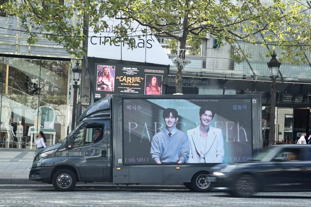 ysswcnfn's tweet photo. 以巴黎为幕，以光影为笺🇫🇷
穿梭在浪漫之都的LED应援车
载着所有粉丝的心意与期许
把岁岁年年的偏爱，洒满巴黎的街头巷尾

何其有幸，并肩见证每一次高光时刻
愿允植和时宇此行一帆风顺，岁岁顺遂
奔赴属于你们的顶级璀璨与万丈荣光💫

YOONSIK SIWOO Pour Toujours

#KIMYOONSIK #PARKSIWOO https://t.co/haAfhJeWj5