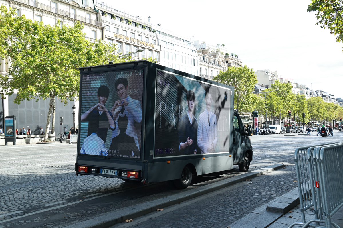 ysswcnfn's tweet photo. 以巴黎为幕，以光影为笺🇫🇷
穿梭在浪漫之都的LED应援车
载着所有粉丝的心意与期许
把岁岁年年的偏爱，洒满巴黎的街头巷尾

何其有幸，并肩见证每一次高光时刻
愿允植和时宇此行一帆风顺，岁岁顺遂
奔赴属于你们的顶级璀璨与万丈荣光💫

YOONSIK SIWOO Pour Toujours

#KIMYOONSIK #PARKSIWOO https://t.co/haAfhJeWj5