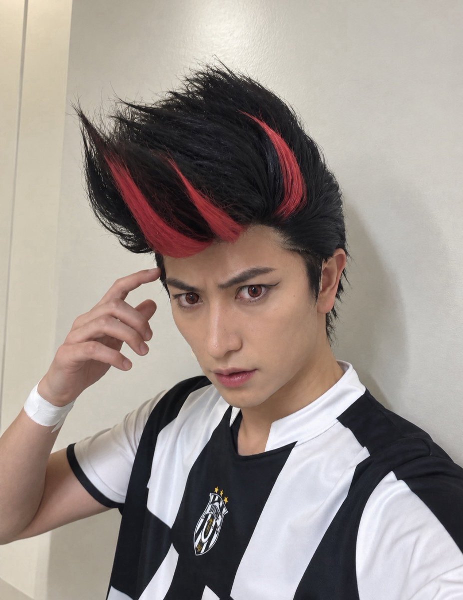 imari_yu's tweet photo. 舞台『#ブルーロック』5th STAGE
新英雄大戦開幕致しました。

年俸1億記念でレッドメッシュにしました。ユーヴァースの低年俸共に染めてもらいました。
明日からも頑張ります🦁
#ブルステ　#エゴイ https://t.co/y86vrk5q9Y