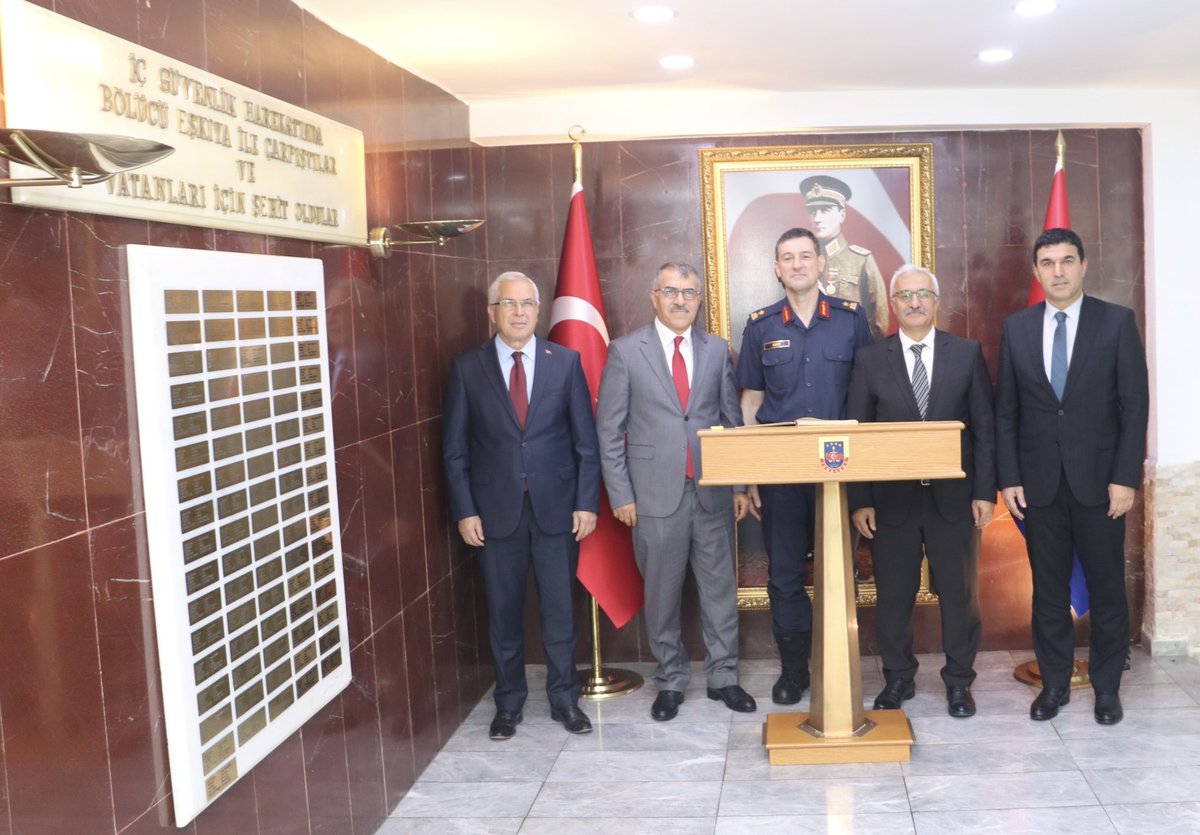 CayirovaKaymaka's tweet photo. Çayırova Kaymakamımız Sayın Ahmet ÖNAL, Darıca Kaymakamı Sayın Yaşar Dönmez, Gebze Kaymakamı Sayın Mehmet Ali Özyiğit ve Körfez Kaymakamı Sayın Uğur Kalkar ile birlikte Kocaeli İl Jandarma Komutanı Tuğgeneral Sayın Şevket AVCI’yı ziyaret etti. https://t.co/Cu7su2cDyk