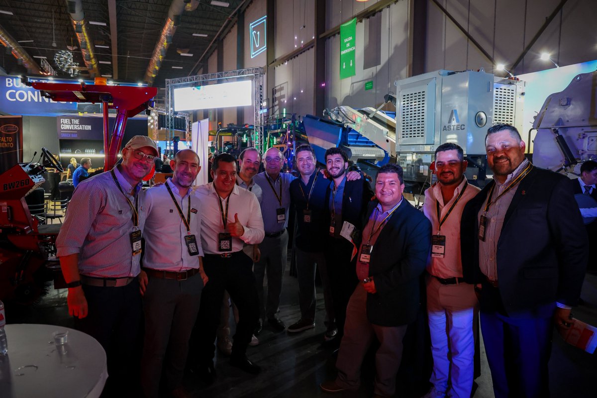 AMAACmx's tweet photo. 🏗️ ¡ExpoAMAAC 2026 abrió sus puertas!

Así se vivió la inauguración de un encuentro que reúne a los protagonistas de la industria del asfalto, la infraestructura y la maquinaria en Monterrey.

Un espacio donde convergen innovación, tecnología y visión de futuro para fortalecer los vínculos que impulsan el desarrollo de la infraestructura en México.

📍 Cintermex, Monterrey, Nuevo León
📅 30 de septiembre al 2 de octubre

📸 Diego Salazar 

#ExpoAMAAC2026 #AMAAC #Infraestructura #IndustriaDelAsfalto #Innovación #Maquinaria