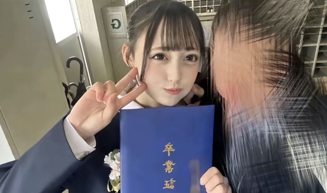 888ktmw's tweet photo. 芸能人の卒業写真、一般人とは格が違いすぎて現実を叩きつけられるwwww https://t.co/q4nEj4EpOK