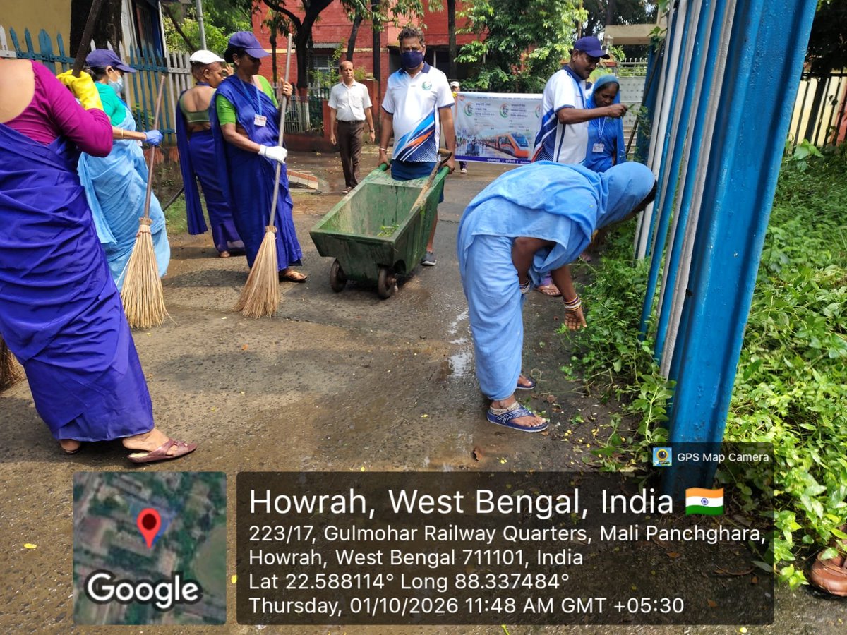 drmhowrah's tweet photo. Collective action for a healthier living environment! 🚉🌱

Under the aegis of #SwachhataPakhwada, railway personnel and residents participated enthusiastically in a dedicated #Shramdan at the Howrah Railway Colony, reiterating their commitment to hygiene and civic upkeep.

#SwachhRailSwachhBharat #Shramdaan #CleanlinessDrive #HWH