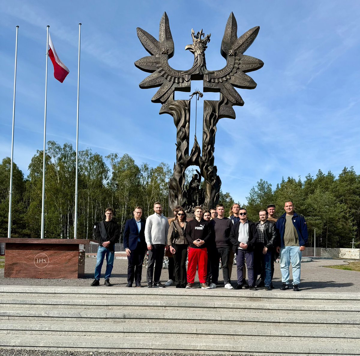 nowaPLorg's tweet photo. W drodze do Chełma uczestnicy Kongresu zatrzymali się przy Pomniku Rzezi Wołyńskiej. 🕯️🇵🇱

Była to chwila zadumy i pamięci o ofiarach tragicznych wydarzeń na Wołyniu. https://t.co/EqduNm5mpn