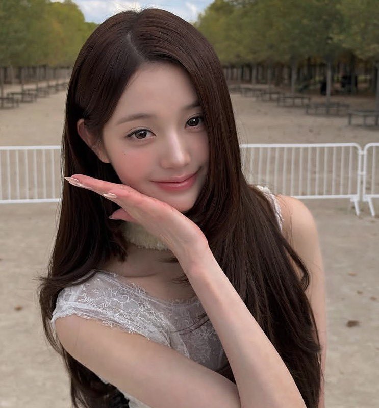 litchi0831's tweet photo. A legendary fashion moment: Wonyoung at Dior SS27 Paris show

WONYOUNG IN DIOR
#WonyoungDiorSummer27
#JANGWONYOUNG
#WONYOUNG
#DiorSummer27 @Dior https://t.co/Inqfc8ejnv