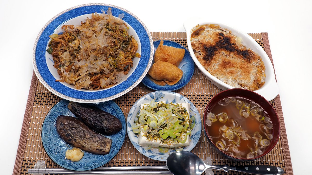 MM_Shokujibu's tweet photo. 本日のこどおじ飯🤖#まさおと母の手料理と献立プラスα #おうちごはん #MM食事部

・ソース焼きそば
・焼きカレーチーズドリア
・ミニいなり寿司
・焼き茄子
・冷奴
・わかめと長ねぎの味噌汁 https://t.co/Xjn5iU74lR