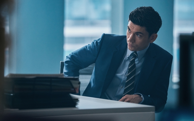 dizi_mania's tweet photo. Yeni dizi War, bugün HBO’da başlıyor. Dizinin ilk sezonu toplam 8 bölümden oluşuyor.

📌Londra'nın en güçlü avukatlarının hayatlarını konu alan dizi; hırsın bir para birimi, ihanetin bir strateji ve kazanmanın her şey olduğu bir dünyaya sürüklenen hırslı avukat Jonathan Warren'ın hikâyesini anlatıyor.

📌ilk sezon, İngiliz teknoloji girişimcisi Morgan Henderson ve dünyaca ünlü film yıldızı Carla Duval'ın çekişmeli boşanma sürecini konu alıyor. Bu zorlu süreçte Londra'nın en güçlü hukuk firmaları olan Cathcarts & Sons ile Taylor & Byrne'ün zafer için neler yapabileceklerini göreceğiz.

📌Dizinin ilk sezonunda Dominic West ve Sienna Miller boşanma sürecindeki çifte hayat verecekler. Phoebe Fox, James McArdle, Archie Renaux, Nina Sosanya, Pip Torrens ve Nick Mohammed ilk sezonun oyuncu kadrosunda.