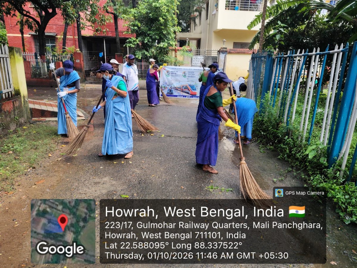 drmhowrah's tweet photo. Collective action for a healthier living environment! 🚉🌱

Under the aegis of #SwachhataPakhwada, railway personnel and residents participated enthusiastically in a dedicated #Shramdan at the Howrah Railway Colony, reiterating their commitment to hygiene and civic upkeep.

#SwachhRailSwachhBharat #Shramdaan #CleanlinessDrive #HWH