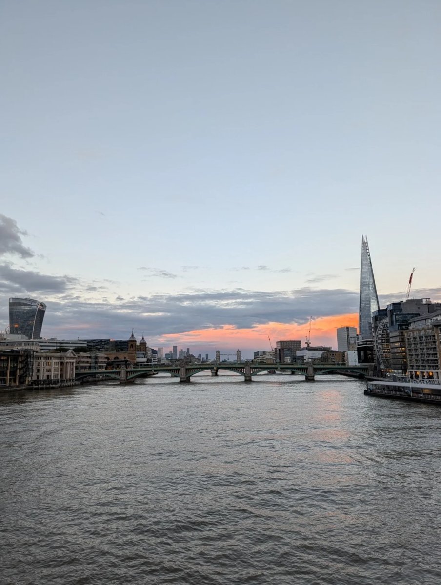 liezsoejhono's tweet photo. LDN... #londonscalling #shakespeare #londonbridges #themall https://t.co/tqks9deHL6