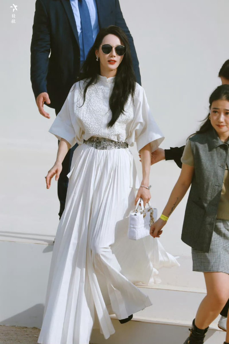 pandacabikon's tweet photo. เห็นบางคนมี ปห กะชุดสีแดง นี่ค่ะ พิเร่อในชุด Dior สีอื่น ส่วนตัวนี่ว่าน้องใส่สีไหนก็เด่นค่ะ ดังนั้น ปห อาจไม่ใช่มาจากทางฝั่งคนสวยก็ได้นะคะ 😌 https://t.co/qSVg4uLL5c