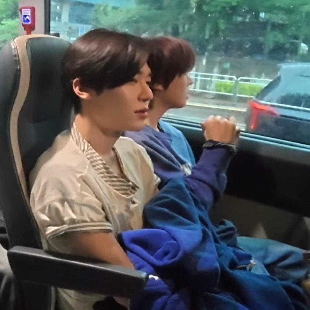 maedastar's tweet photo. he tryna ignore it https://t.co/6LE6JNrjOk