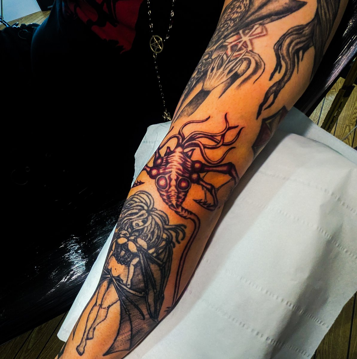 ChazXx56S's tweet photo. Middle section of arm sleeve done evolvement is my puzzle plaga etched into my skin tendrils infecting me had a lovley &amp; badass time at #tattooagent108 #cambridge #menwithtattoos #tattooed #tattoos #tattoocollection #residentevil #armsleeve #armsleeves #tattooedmen https://t.co/oeAUan6TT9