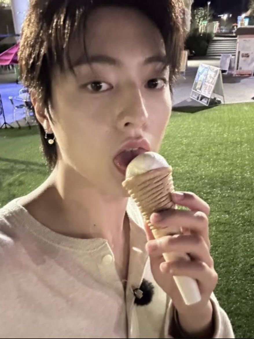 yenningee's tweet photo. 후지큐에 간 하루토는 어떤 마음으로 이런 개씹남자 같은 사진을 찍었을까 https://t.co/7lPzaMo1cH