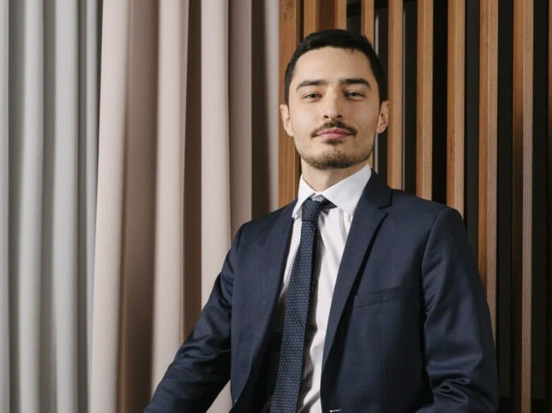 cyprien_ronze's tweet photo. 🇫🇷 Immense soutien à @AurelienDuchene, harcelé et insulté par les chacals prorusses.

Pourquoi ?

Parce qu'il est talentueux, pertinent, implacable dans son argumentation.

Et courageux aussi.
Il a proposé un débat avec @LeSommierRgis, le laquais en chef de la meute du Kremlin (ex æquo avec @ruseurope), l'un des plus grossiers aussi.
Ce dernier, qui se dit journaliste, alors qu'il n'est qu'un automate à recracher les EDL de Poutine, n'a même pas les coronas d'accepter de débattre en face du virtuose de LCI.

Tiens bon mon cher Aurélien !