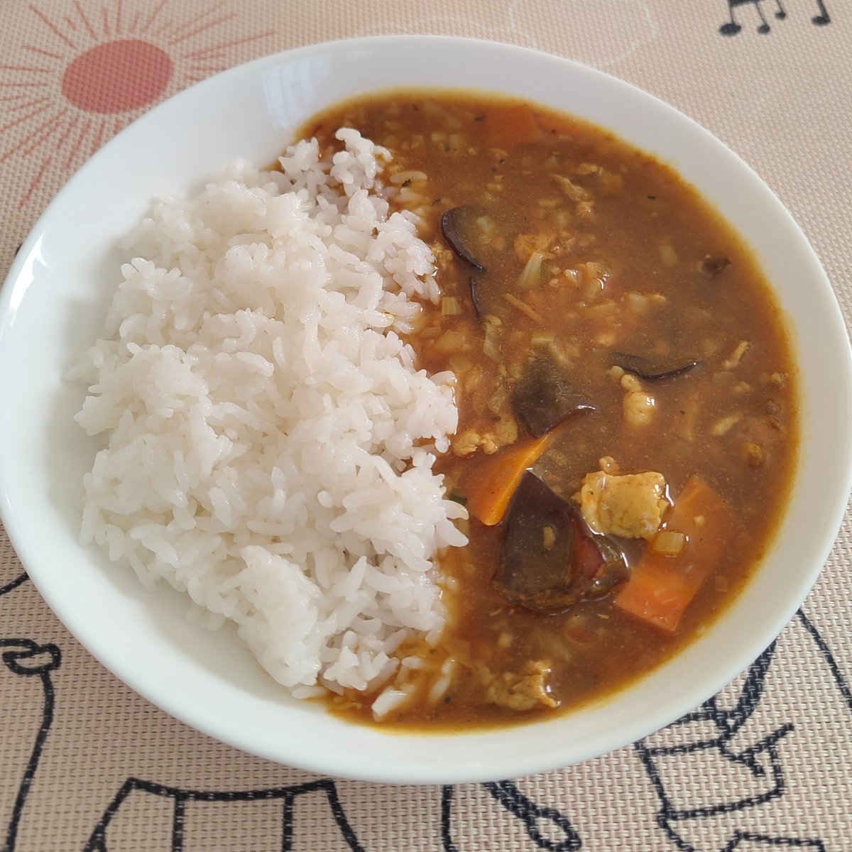 goqsg4EjhJdRaSG's tweet photo. 朝カレー‼️🍛
自家製きくらげカレー😸
豆板醤やごま油使っているから合いますよ～😽💕
なんか新しい世界かも～🦆 https://t.co/7H0oWBmer0