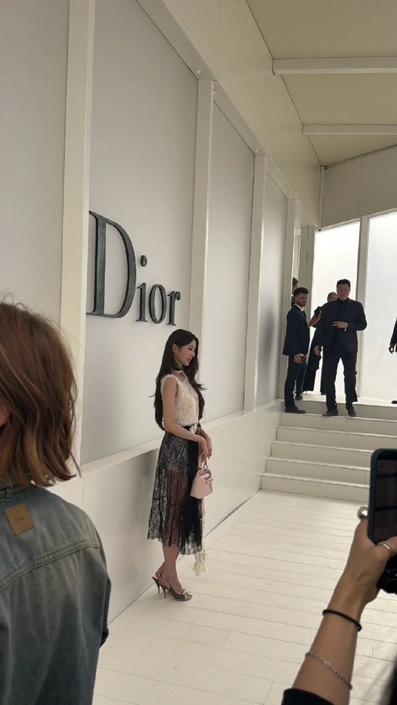 rosavita1114's tweet photo. Even in candid shots she is this breathtaking. Wonyoung owns the Dior red‑carpet moment.
#JANGWONYOUNG #WONYOUNG
#ParisBoundWonyoung
#DiorSS27 @Dior #WonyoungDiorSummer27 https://t.co/sKpzJO9olg