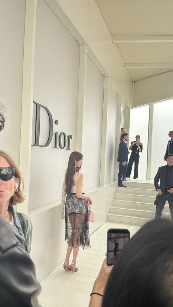 rosavita1114's tweet photo. Even in candid shots she is this breathtaking. Wonyoung owns the Dior red‑carpet moment.
#JANGWONYOUNG #WONYOUNG
#ParisBoundWonyoung
#DiorSS27 @Dior #WonyoungDiorSummer27 https://t.co/sKpzJO9olg